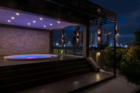 Indoor spa tub