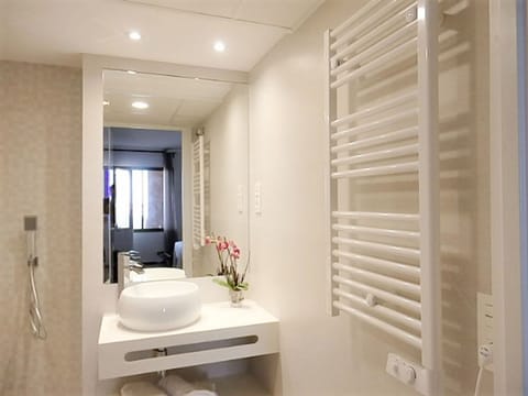 Apartment, 3 Bedrooms (7 D) | Bathroom | Shower, hair dryer, towels
