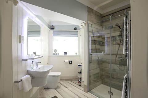 Double Room (Ground Floor Superking) | Bathroom | Free toiletries, hair dryer, towels, soap