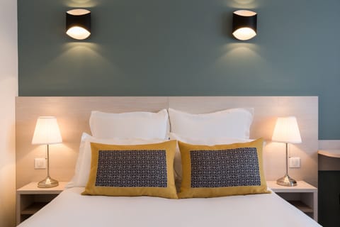 Minibar, desk, soundproofing, iron/ironing board