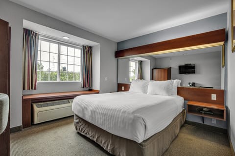Standard Room | Premium bedding, desk, laptop workspace, blackout drapes