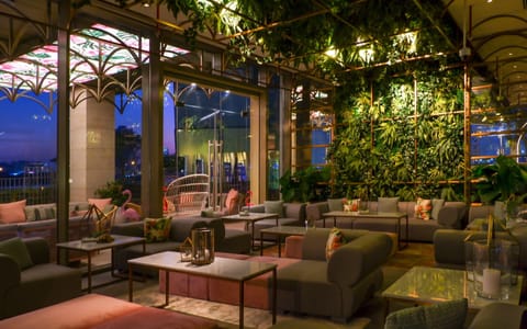 4 restaurants, breakfast, lunch, dinner served; international cuisine