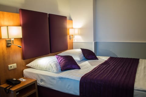 Double Room | In-room safe, desk, soundproofing, free WiFi