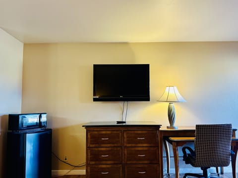 Desk, blackout drapes, free WiFi, bed sheets