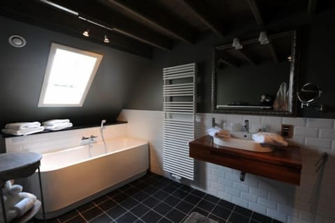 Family Room | Bathroom | Shower, rainfall showerhead, free toiletries, hair dryer