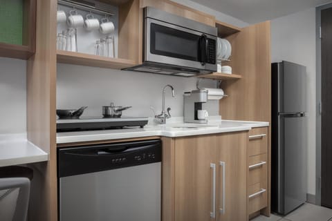 Full-size fridge, microwave, dishwasher, coffee/tea maker