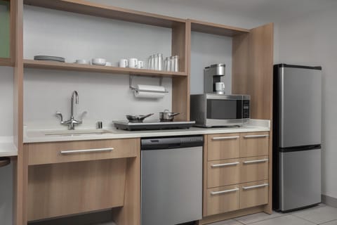 Full-size fridge, microwave, dishwasher, coffee/tea maker