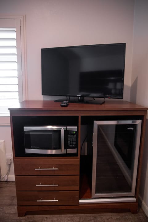 Standard Room, 2 Queen Beds | Desk, iron/ironing board, free WiFi, bed sheets