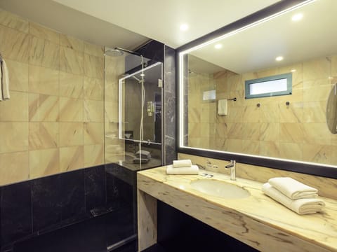 Eco-friendly toiletries, hair dryer, towels