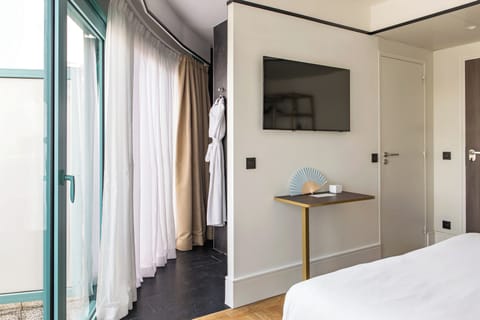 Privilege, Room, 1 Double Bed | Premium bedding, in-room safe, desk, blackout drapes