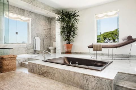Presidential Suite | Deep soaking bathtub