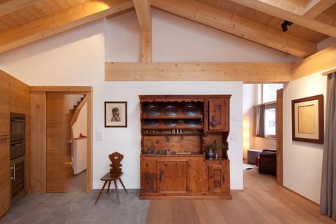 Full-size fridge, microwave, oven, stovetop