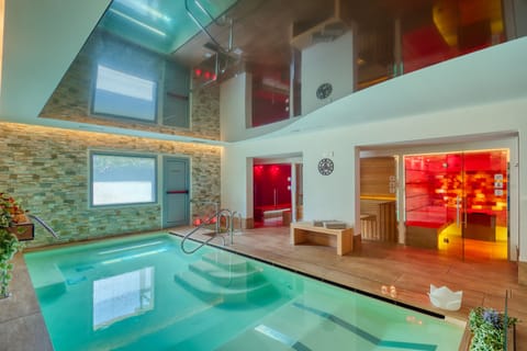 Couples treatment rooms, sauna, hot tub, Turkish bath, body treatments