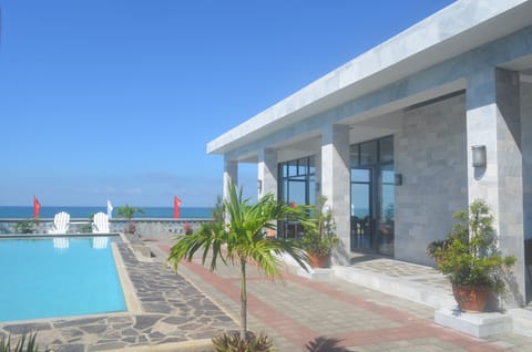 Outdoor pool, free cabanas, sun loungers