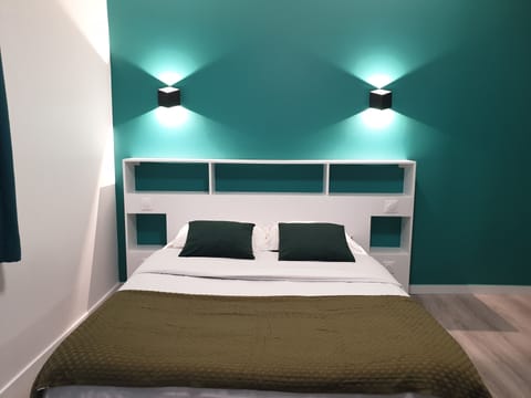 Premium bedding, desk, free cribs/infant beds, free WiFi