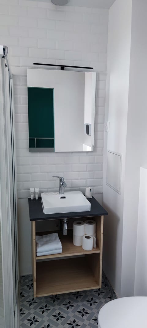 Shower, free toiletries, hair dryer, towels