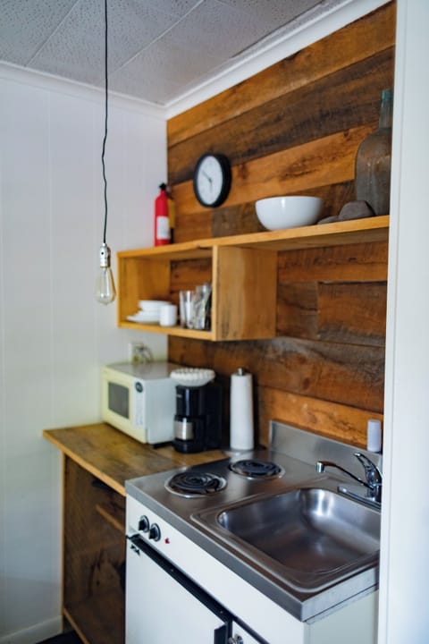 Deluxe Single - NOT Pet Friendly Rooms | Private kitchen | Shared fridge, microwave