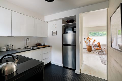 Bungalow - NOT Pet Friendly Rooms | Private kitchen | Shared fridge, microwave