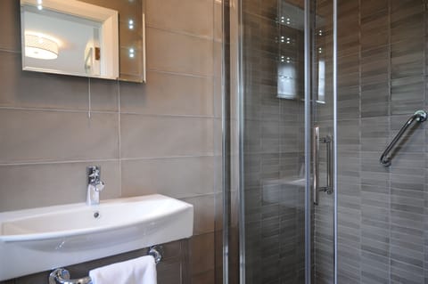 Shower, rainfall showerhead, free toiletries, hair dryer