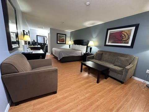 Standard Room, 1 King Bed, Non Smoking | Desk, free WiFi, bed sheets