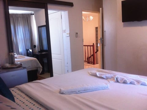 Deluxe Room, Garden View | Desk, free WiFi