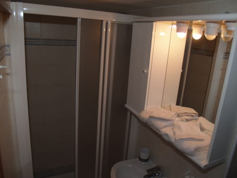 Double Room, Ensuite | Bathroom | Shower, towels