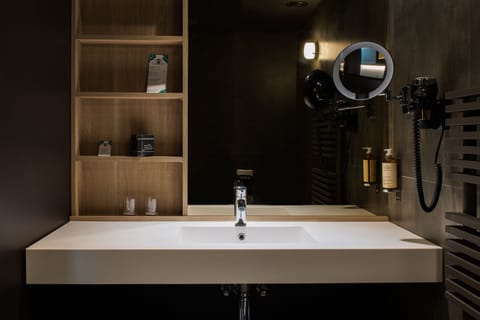 Free toiletries, hair dryer, bathrobes, towels