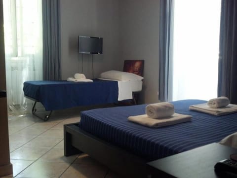 Basic Triple Room | In-room safe, individually decorated, individually furnished