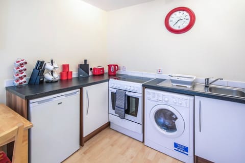 Apartment, 1 Bedroom | Private kitchen | Fridge, microwave, oven, stovetop