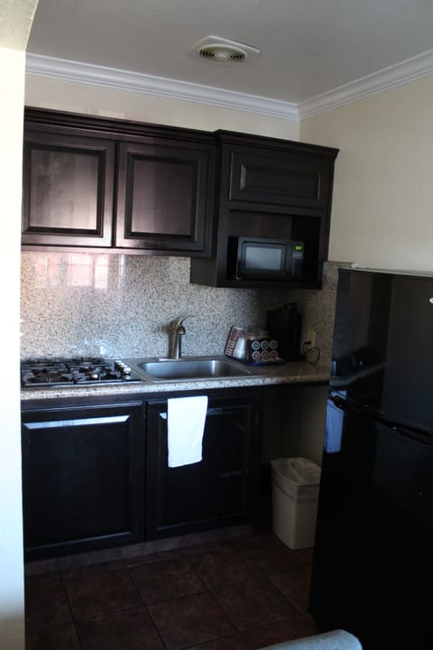 Deluxe Family Suite with 3 Queen Beds & Kitchenette, Non Smoking | Private kitchenette | Coffee/tea maker