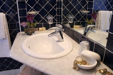 Shower, rainfall showerhead, free toiletries, hair dryer