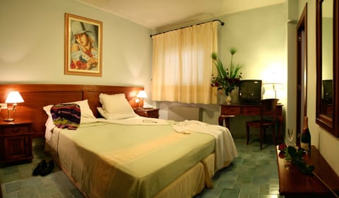 Minibar, in-room safe, desk, iron/ironing board