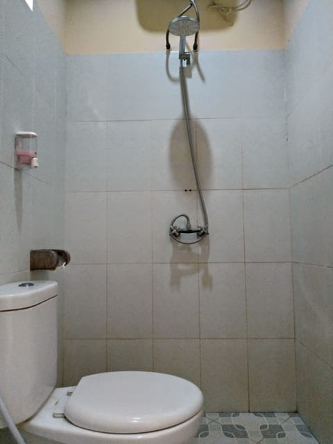 Superior Twin Room | Bathroom | Shower, free toiletries, towels, soap