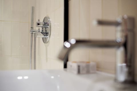 Superior Room | Bathroom | Shower, rainfall showerhead, free toiletries, hair dryer
