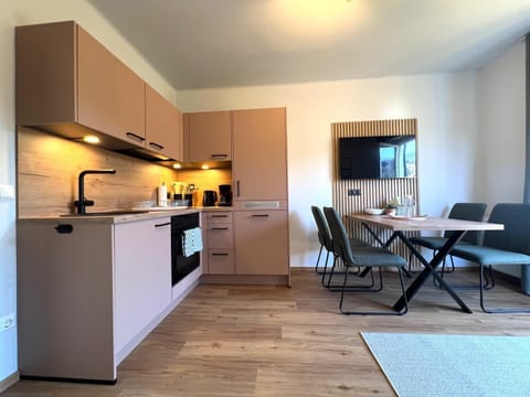 Hypo-allergenic bedding, free WiFi, bed sheets