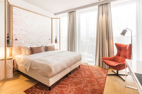 Hypo-allergenic bedding, in-room safe, desk, blackout drapes