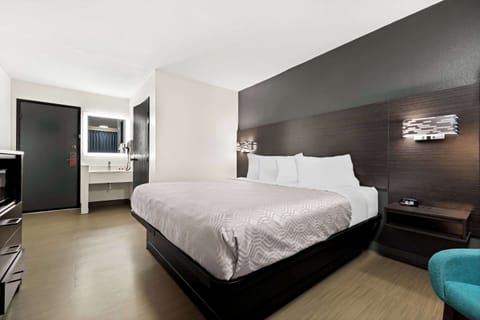 Standard Room, 1 King Bed, Non Smoking | Desk, laptop workspace, iron/ironing board, free WiFi