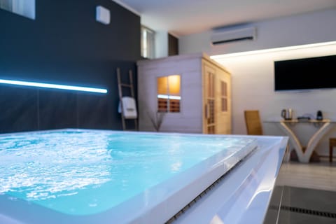Indoor spa tub