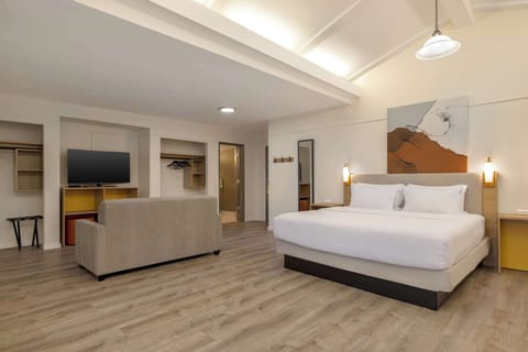 Studio Suite, 1 King Bed | Premium bedding, desk, iron/ironing board, free cribs/infant beds