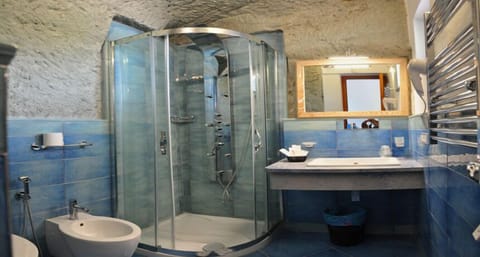 Classic Double Room, Balcony | Bathroom | Free toiletries, hair dryer, bidet, towels