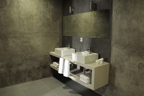 Junior Suite, 1 King Bed, City View | Bathroom | Shower, free toiletries, towels, shampoo