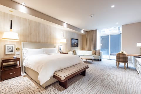 Studio Suite (Goldener) | Premium bedding, down comforters, pillowtop beds, minibar