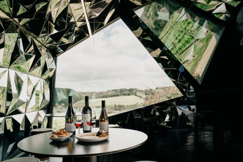 2 restaurants; lunch and dinner served