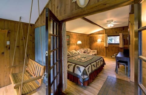 Traditional Cabin, 1 King Bed with Sofa bed | Desk, laptop workspace, iron/ironing board, free WiFi
