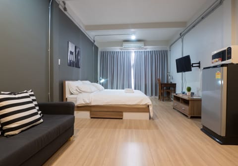 Studio Apartment | Desk, blackout drapes, free WiFi, bed sheets