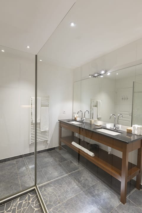 Apartment, 3 Bedrooms, Garden Area | Bathroom | Shower, eco-friendly toiletries, hair dryer, bathrobes