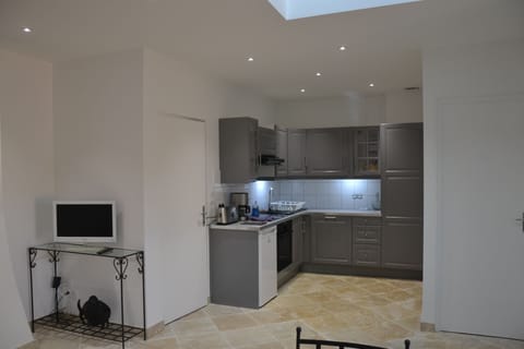 Appartement, 1 chambre et mezzanine | Private kitchenette | Shared fridge, espresso maker, coffee/tea maker, electric kettle