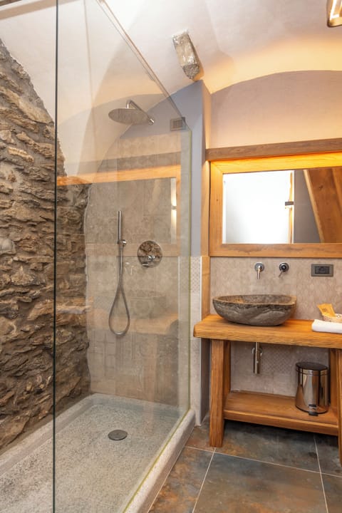 Family Suite | Bathroom | Shower, free toiletries, hair dryer, bidet