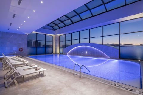 Indoor pool, sun loungers