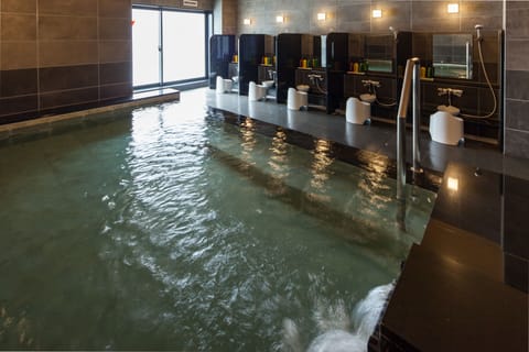 Indoor spa tub